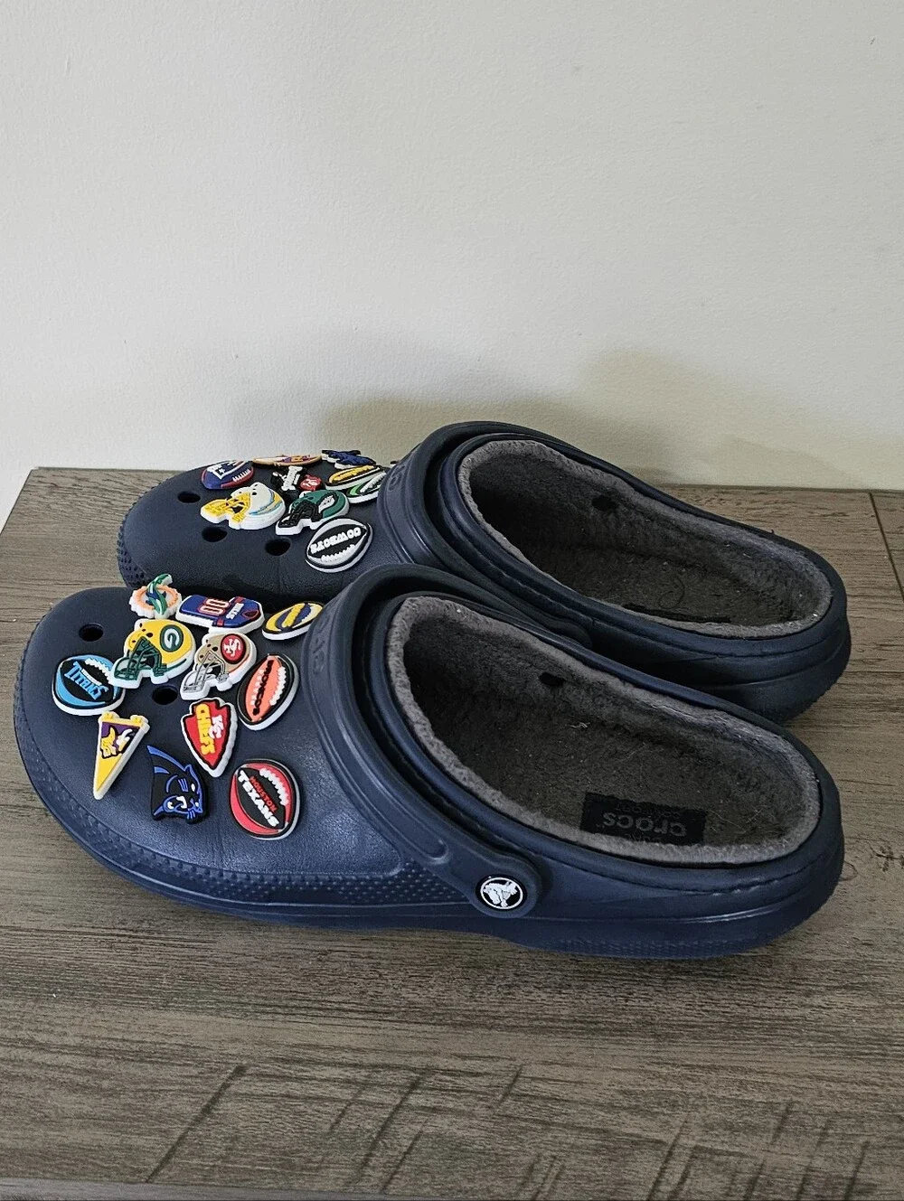 CROCS Men Navy Blue Plush Lined Clog NFL Football Team Charms Men Size 11